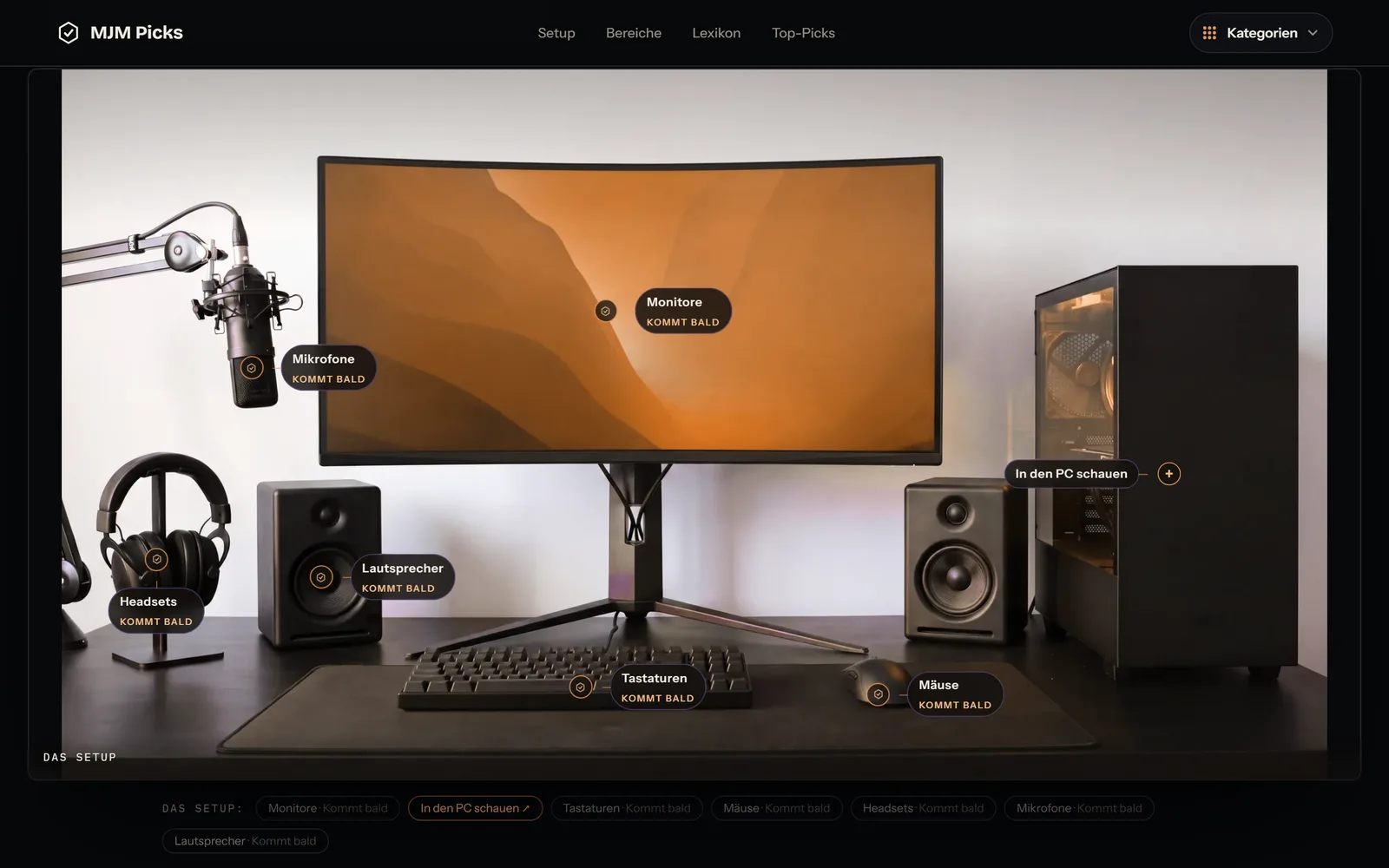 Interaktiver Arbeitsplatz: Monitor, Tastatur, Maus, Headset und PC sind einzeln anklickbar und führen in ihren Bereich